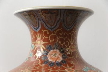 秀峰作　有田焼　色絵　大花瓶　高さ75cm　鮮やかな色彩の豪華な花瓶(陶器、金彩、花唐草、美人図、梅、桜、牡丹、フラワーベース、壺、つぼ、花器、花入れ、共箱付き)(R-077364)