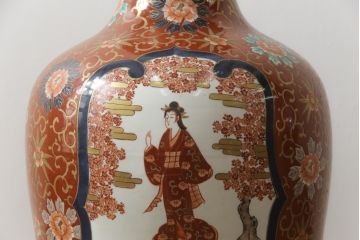 秀峰作　有田焼　色絵　大花瓶　高さ75cm　鮮やかな色彩の豪華な花瓶(陶器、金彩、花唐草、美人図、梅、桜、牡丹、フラワーベース、壺、つぼ、花器、花入れ、共箱付き)(R-077364)