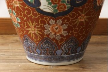 秀峰作　有田焼　色絵　大花瓶　高さ75cm　鮮やかな色彩の豪華な花瓶(陶器、金彩、花唐草、美人図、梅、桜、牡丹、フラワーベース、壺、つぼ、花器、花入れ、共箱付き)(R-077364)