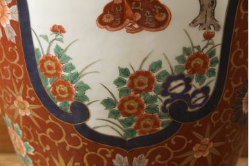 秀峰作　有田焼　色絵　大花瓶　高さ75cm　鮮やかな色彩の豪華な花瓶(陶器、金彩、花唐草、美人図、梅、桜、牡丹、フラワーベース、壺、つぼ、花器、花入れ、共箱付き)(R-077364)