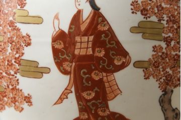 秀峰作　有田焼　色絵　大花瓶　高さ75cm　鮮やかな色彩の豪華な花瓶(陶器、金彩、花唐草、美人図、梅、桜、牡丹、フラワーベース、壺、つぼ、花器、花入れ、共箱付き)(R-077364)