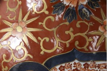 秀峰作　有田焼　色絵　大花瓶　高さ75cm　鮮やかな色彩の豪華な花瓶(陶器、金彩、花唐草、美人図、梅、桜、牡丹、フラワーベース、壺、つぼ、花器、花入れ、共箱付き)(R-077364)