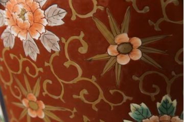 秀峰作　有田焼　色絵　大花瓶　高さ75cm　鮮やかな色彩の豪華な花瓶(陶器、金彩、花唐草、美人図、梅、桜、牡丹、フラワーベース、壺、つぼ、花器、花入れ、共箱付き)(R-077364)