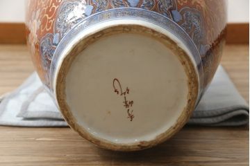 秀峰作　有田焼　色絵　大花瓶　高さ75cm　鮮やかな色彩の豪華な花瓶(陶器、金彩、花唐草、美人図、梅、桜、牡丹、フラワーベース、壺、つぼ、花器、花入れ、共箱付き)(R-077364)
