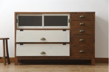ラフジュ工房オリジナル　古建具リメイク　古材リメイク　アンティークペイントがお洒落なパタパタ扉の脚付き収納棚(リビングボード、サイドボード、サイドキャビネット、戸棚)(R-077365)