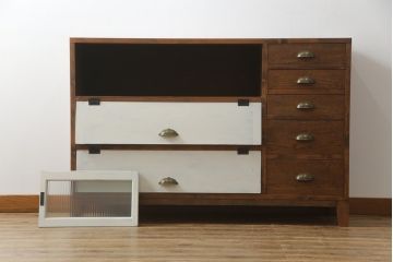 ラフジュ工房オリジナル　古建具リメイク　古材リメイク　アンティークペイントがお洒落なパタパタ扉の脚付き収納棚(リビングボード、サイドボード、サイドキャビネット、戸棚)(R-077365)