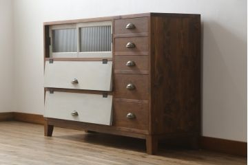 ラフジュ工房オリジナル　古建具リメイク　古材リメイク　アンティークペイントがお洒落なパタパタ扉の脚付き収納棚(リビングボード、サイドボード、サイドキャビネット、戸棚)(R-077365)
