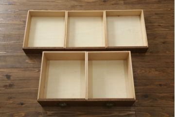 ラフジュ工房オリジナル　古建具リメイク　古材リメイク　アンティークペイントがお洒落なパタパタ扉の脚付き収納棚(リビングボード、サイドボード、サイドキャビネット、戸棚)(R-077365)