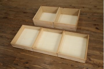 ラフジュ工房オリジナル　古建具リメイク　古材リメイク　アンティークペイントがお洒落なパタパタ扉の脚付き収納棚(リビングボード、サイドボード、サイドキャビネット、戸棚)(R-077365)