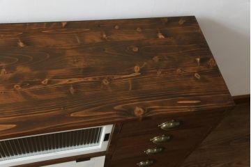 ラフジュ工房オリジナル　古建具リメイク　古材リメイク　アンティークペイントがお洒落なパタパタ扉の脚付き収納棚(リビングボード、サイドボード、サイドキャビネット、戸棚)(R-077365)