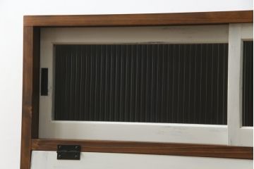 ラフジュ工房オリジナル　古建具リメイク　古材リメイク　アンティークペイントがお洒落なパタパタ扉の脚付き収納棚(リビングボード、サイドボード、サイドキャビネット、戸棚)(R-077365)