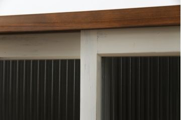 ラフジュ工房オリジナル　古建具リメイク　古材リメイク　アンティークペイントがお洒落なパタパタ扉の脚付き収納棚(リビングボード、サイドボード、サイドキャビネット、戸棚)(R-077365)