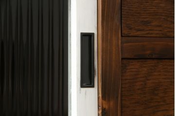 ラフジュ工房オリジナル　古建具リメイク　古材リメイク　アンティークペイントがお洒落なパタパタ扉の脚付き収納棚(リビングボード、サイドボード、サイドキャビネット、戸棚)(R-077365)