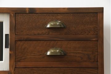 ラフジュ工房オリジナル　古建具リメイク　古材リメイク　アンティークペイントがお洒落なパタパタ扉の脚付き収納棚(リビングボード、サイドボード、サイドキャビネット、戸棚)(R-077365)