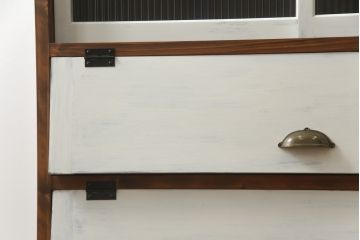 ラフジュ工房オリジナル　古建具リメイク　古材リメイク　アンティークペイントがお洒落なパタパタ扉の脚付き収納棚(リビングボード、サイドボード、サイドキャビネット、戸棚)(R-077365)