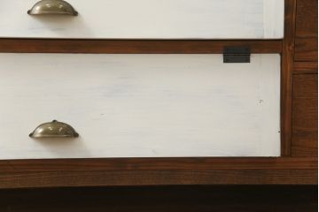 ラフジュ工房オリジナル　古建具リメイク　古材リメイク　アンティークペイントがお洒落なパタパタ扉の脚付き収納棚(リビングボード、サイドボード、サイドキャビネット、戸棚)(R-077365)