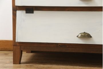 ラフジュ工房オリジナル　古建具リメイク　古材リメイク　アンティークペイントがお洒落なパタパタ扉の脚付き収納棚(リビングボード、サイドボード、サイドキャビネット、戸棚)(R-077365)