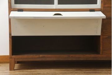 ラフジュ工房オリジナル　古建具リメイク　古材リメイク　アンティークペイントがお洒落なパタパタ扉の脚付き収納棚(リビングボード、サイドボード、サイドキャビネット、戸棚)(R-077365)