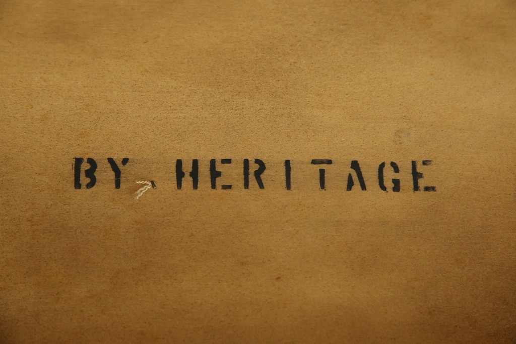 中古　美品　DREXEL HERITAGE(ドレクセルヘリテイジ)　FRANCESCA(フランチェスカ)シリーズ　ラタン張りの棚がお洒落なコンソールテーブル　(R-077366)