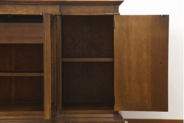 中古　DREXEL HERITAGE(ドレクセルヘリテイジ)　アメリカモデル　マホガニー材　クラシカルな佇まいのサイドボード(サイドキャビネット、リビングボード、収納棚、戸棚)(R-077370)