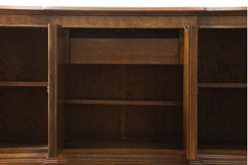 中古　DREXEL HERITAGE(ドレクセルヘリテイジ)　アメリカモデル　マホガニー材　クラシカルな佇まいのサイドボード(サイドキャビネット、リビングボード、収納棚、戸棚)(R-077370)