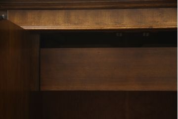 中古　DREXEL HERITAGE(ドレクセルヘリテイジ)　アメリカモデル　マホガニー材　クラシカルな佇まいのサイドボード(サイドキャビネット、リビングボード、収納棚、戸棚)(R-077370)