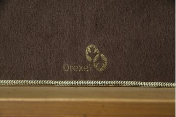 中古　DREXEL HERITAGE(ドレクセルヘリテイジ)　アメリカモデル　マホガニー材　クラシカルな佇まいのサイドボード(サイドキャビネット、リビングボード、収納棚、戸棚)(R-077370)