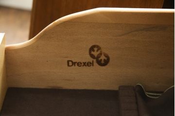 中古　DREXEL HERITAGE(ドレクセルヘリテイジ)　アメリカモデル　マホガニー材　クラシカルな佇まいのサイドボード(サイドキャビネット、リビングボード、収納棚、戸棚)(R-077370)