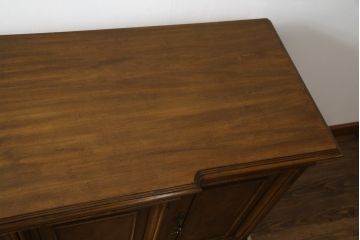 中古　DREXEL HERITAGE(ドレクセルヘリテイジ)　アメリカモデル　マホガニー材　クラシカルな佇まいのサイドボード(サイドキャビネット、リビングボード、収納棚、戸棚)(R-077370)