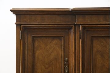 中古　DREXEL HERITAGE(ドレクセルヘリテイジ)　アメリカモデル　マホガニー材　クラシカルな佇まいのサイドボード(サイドキャビネット、リビングボード、収納棚、戸棚)(R-077370)