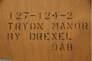 中古　DREXEL HERITAGE(ドレクセルヘリテイジ)　アメリカモデル　マホガニー材　クラシカルな佇まいのサイドボード(サイドキャビネット、リビングボード、収納棚、戸棚)(R-077370)