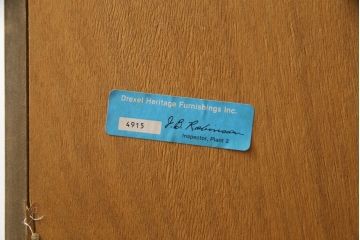 中古　DREXEL HERITAGE(ドレクセルヘリテイジ)　アメリカモデル　マホガニー材　クラシカルな佇まいのサイドボード(サイドキャビネット、リビングボード、収納棚、戸棚)(R-077370)