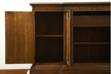 中古　DREXEL HERITAGE(ドレクセルヘリテイジ)　アメリカモデル　マホガニー材　クラシカルなデザインのサイドボード　(R-077370)
