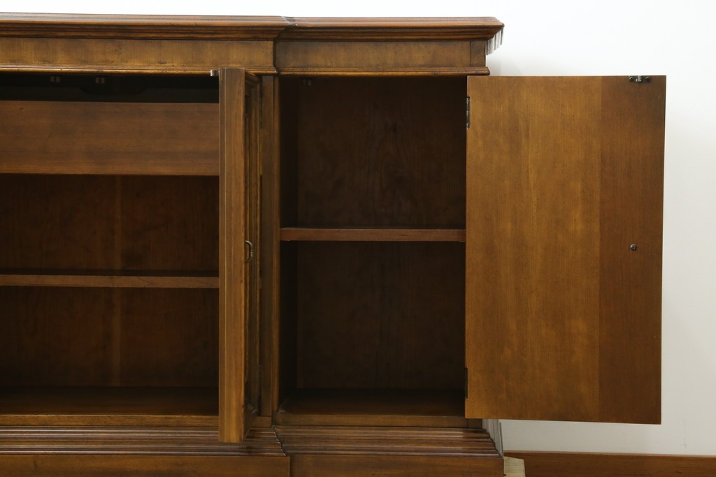 中古　DREXEL HERITAGE(ドレクセルヘリテイジ)　アメリカモデル　マホガニー材　クラシカルなデザインのサイドボード　(R-077370)