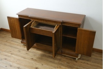 中古　DREXEL HERITAGE(ドレクセルヘリテイジ)　アメリカモデル　マホガニー材　クラシカルなデザインのサイドボード　(R-077370)