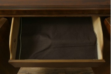 中古　DREXEL HERITAGE(ドレクセルヘリテイジ)　アメリカモデル　マホガニー材　クラシカルなデザインのサイドボード　(R-077370)