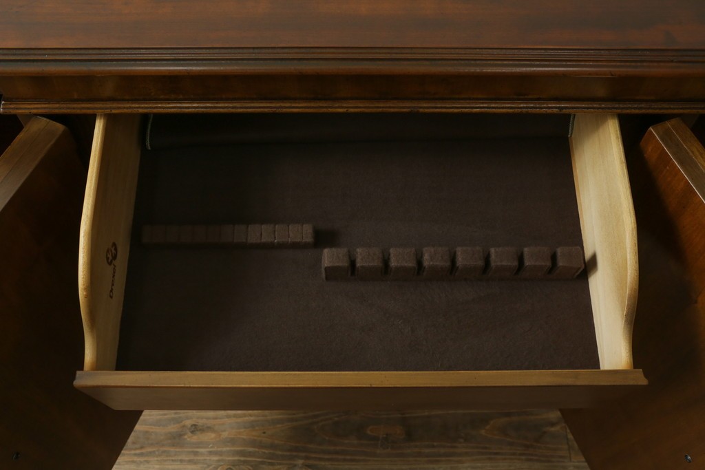 中古　DREXEL HERITAGE(ドレクセルヘリテイジ)　アメリカモデル　マホガニー材　クラシカルなデザインのサイドボード　(R-077370)