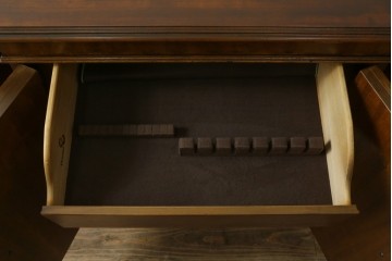 中古　DREXEL HERITAGE(ドレクセルヘリテイジ)　アメリカモデル　マホガニー材　クラシカルなデザインのサイドボード　(R-077370)