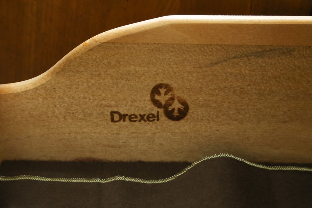 中古　DREXEL HERITAGE(ドレクセルヘリテイジ)　アメリカモデル　マホガニー材　クラシカルなデザインのサイドボード　(R-077370)