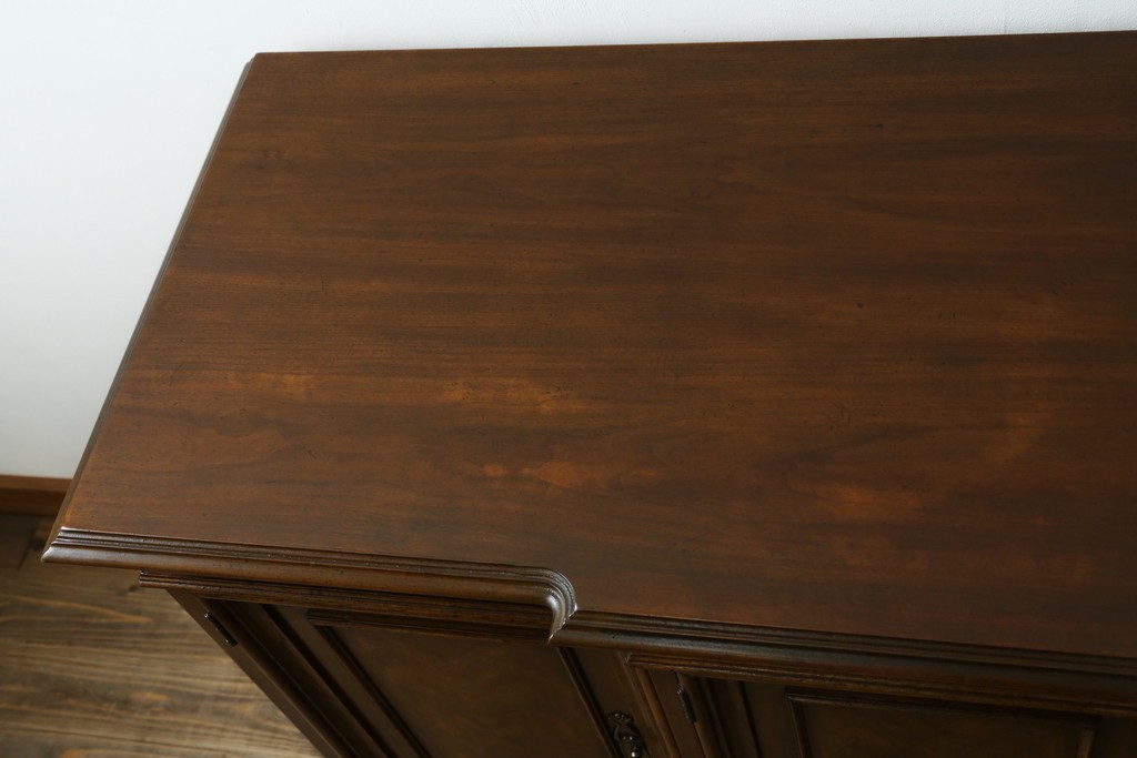 中古　DREXEL HERITAGE(ドレクセルヘリテイジ)　アメリカモデル　マホガニー材　クラシカルなデザインのサイドボード　(R-077370)