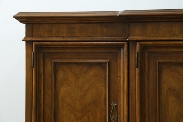 中古　DREXEL HERITAGE(ドレクセルヘリテイジ)　アメリカモデル　マホガニー材　クラシカルなデザインのサイドボード　(R-077370)