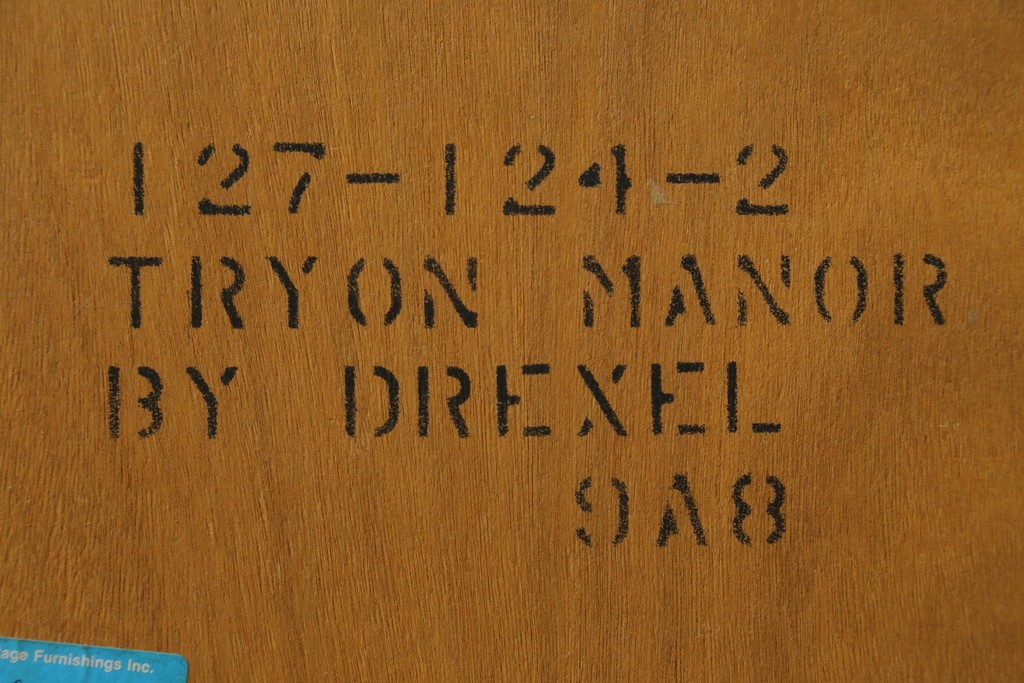 中古　DREXEL HERITAGE(ドレクセルヘリテイジ)　アメリカモデル　マホガニー材　クラシカルなデザインのサイドボード　(R-077370)