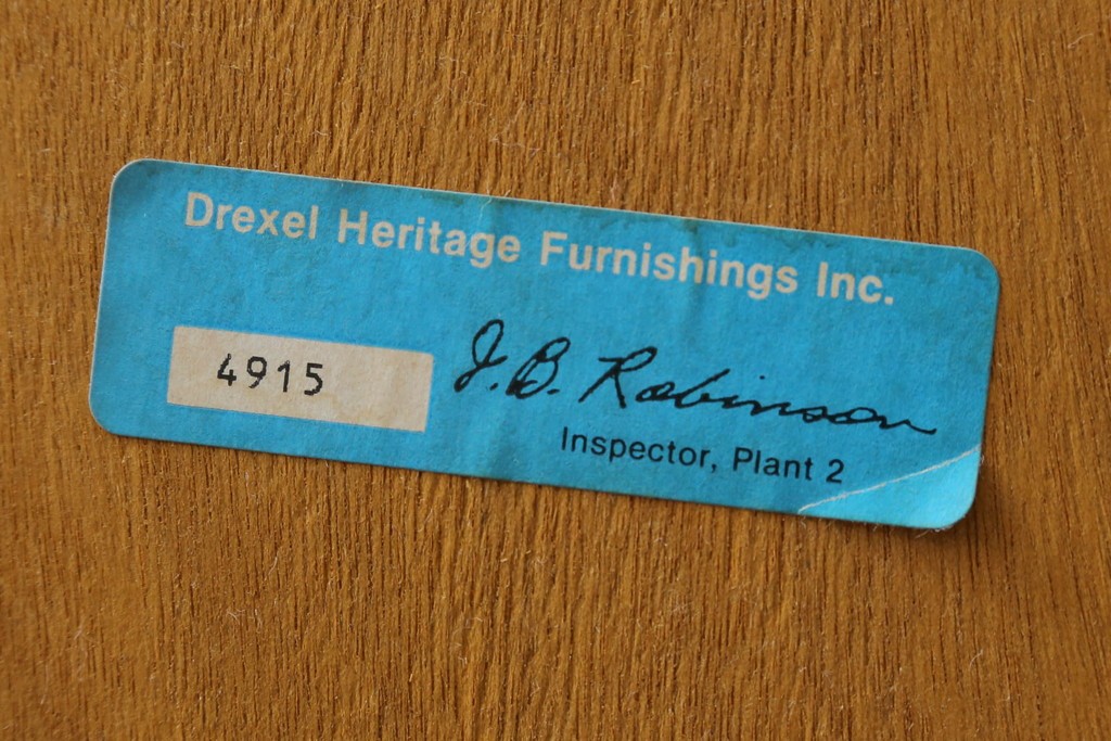 中古　DREXEL HERITAGE(ドレクセルヘリテイジ)　アメリカモデル　マホガニー材　クラシカルなデザインのサイドボード　(R-077370)