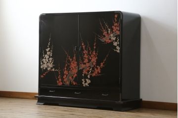 中古　香川漆器　蒔絵入り　黒漆塗り　梅の花の図柄がお部屋を華やかに彩る桐箪笥(桐たんす、着物箪笥、衣装箪笥、収納箪笥、引き出し)(定価推定約150万円)(R-077371)