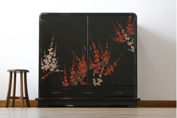 中古　香川漆器　蒔絵入り　黒漆塗り　梅の花の図柄がお部屋を華やかに彩る桐箪笥(桐たんす、着物箪笥、衣装箪笥、収納箪笥、引き出し)(定価推定約150万円)(R-077371)
