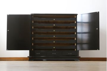 中古　香川漆器　蒔絵入り　黒漆塗り　梅の花の図柄がお部屋を華やかに彩る桐箪笥(桐たんす、着物箪笥、衣装箪笥、収納箪笥、引き出し)(定価推定約150万円)(R-077371)