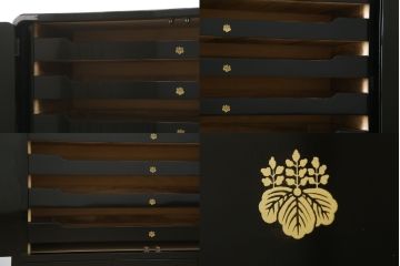 中古　香川漆器　蒔絵入り　黒漆塗り　梅の花の図柄がお部屋を華やかに彩る桐箪笥(桐たんす、着物箪笥、衣装箪笥、収納箪笥、引き出し)(定価推定約150万円)(R-077371)