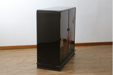 中古　香川漆器　蒔絵入り　黒漆塗り　梅の花の図柄がお部屋を華やかに彩る桐箪笥(桐たんす、着物箪笥、衣装箪笥、収納箪笥、引き出し)(定価推定約150万円)(R-077371)