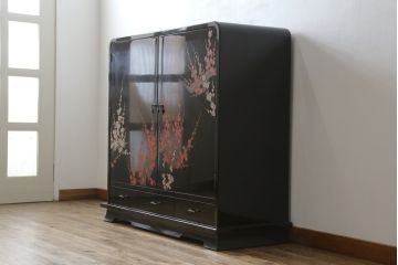 中古　香川漆器　蒔絵入り　黒漆塗り　梅の花の図柄がお部屋を華やかに彩る桐箪笥(桐たんす、着物箪笥、衣装箪笥、収納箪笥、引き出し)(定価推定約150万円)(R-077371)