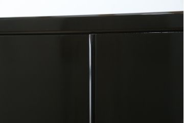 中古　香川漆器　蒔絵入り　黒漆塗り　梅の花の図柄がお部屋を華やかに彩る桐箪笥(桐たんす、着物箪笥、衣装箪笥、収納箪笥、引き出し)(定価推定約150万円)(R-077371)